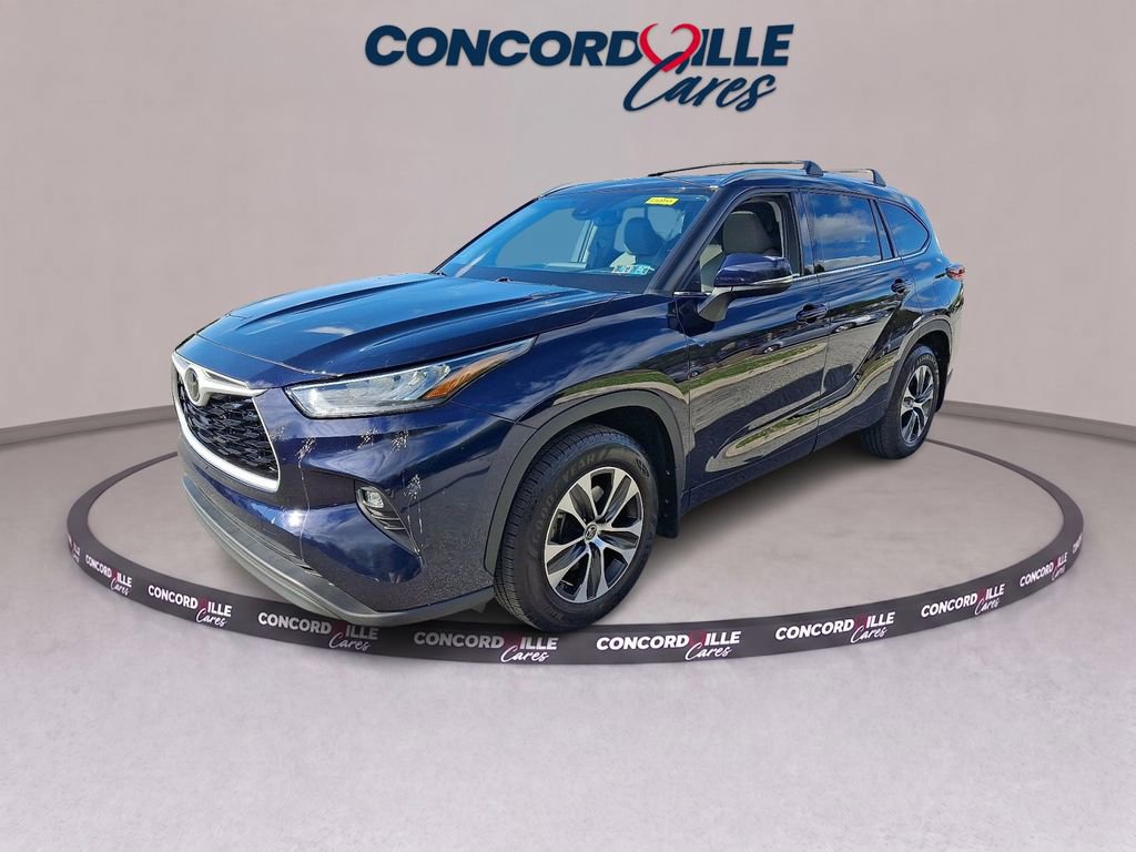 Used 2020 Toyota Highlander XLE AWD/4WD image 3