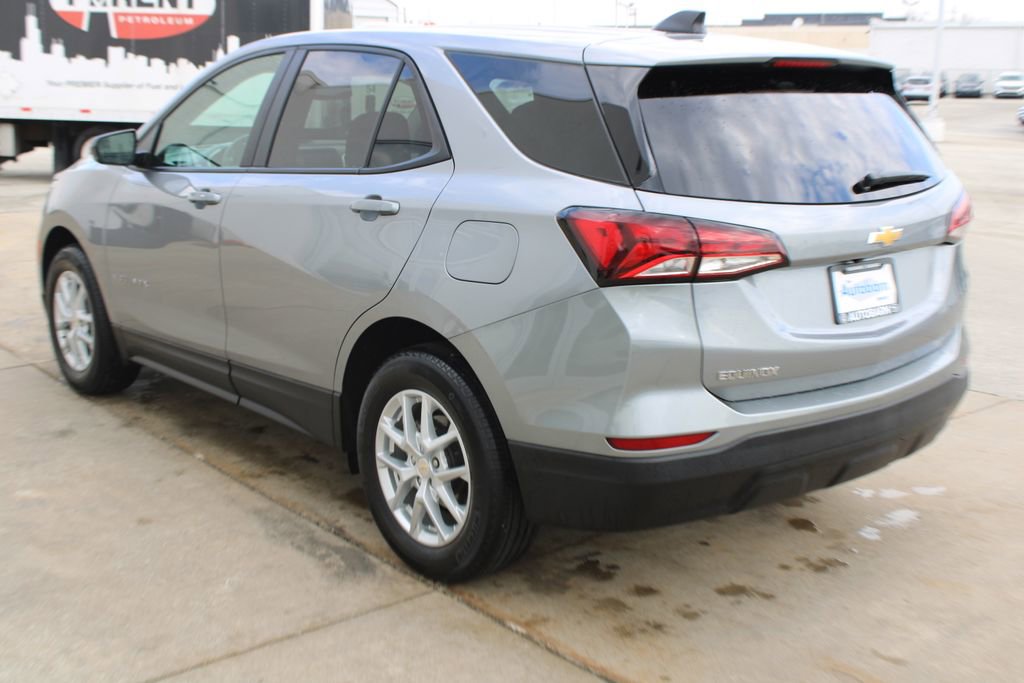 Used 2024 Chevrolet Equinox LS w/ LS Convenience Package FWD image 4