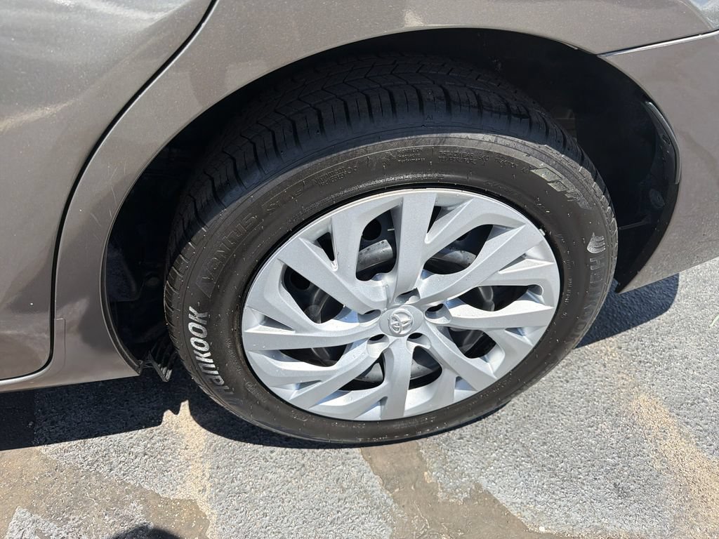 Used 2018 Toyota Corolla LE FWD image 16