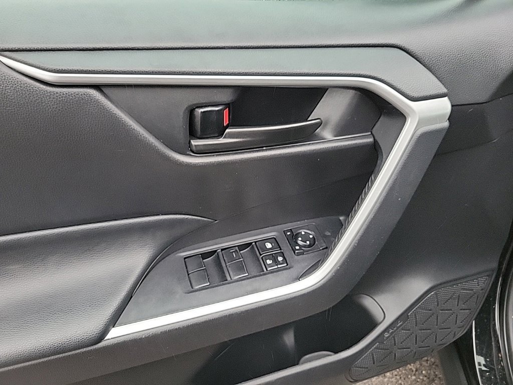 Used 2022 Toyota RAV4 LE AWD/4WD image 8