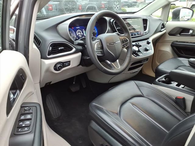 Used 2023 Chrysler Pacifica Touring-L image 19