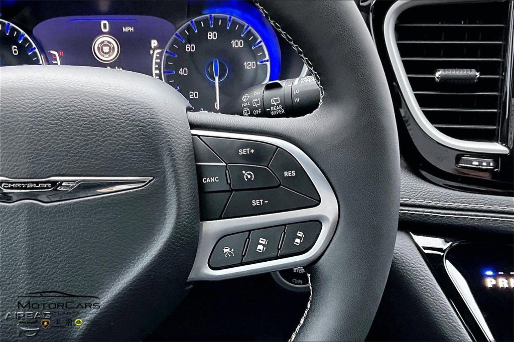 Used 2025 Chrysler Pacifica Select image 18