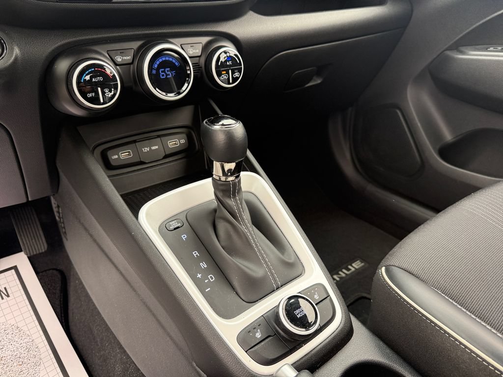 Certified 2022 Hyundai Venue Limited FWD image 23