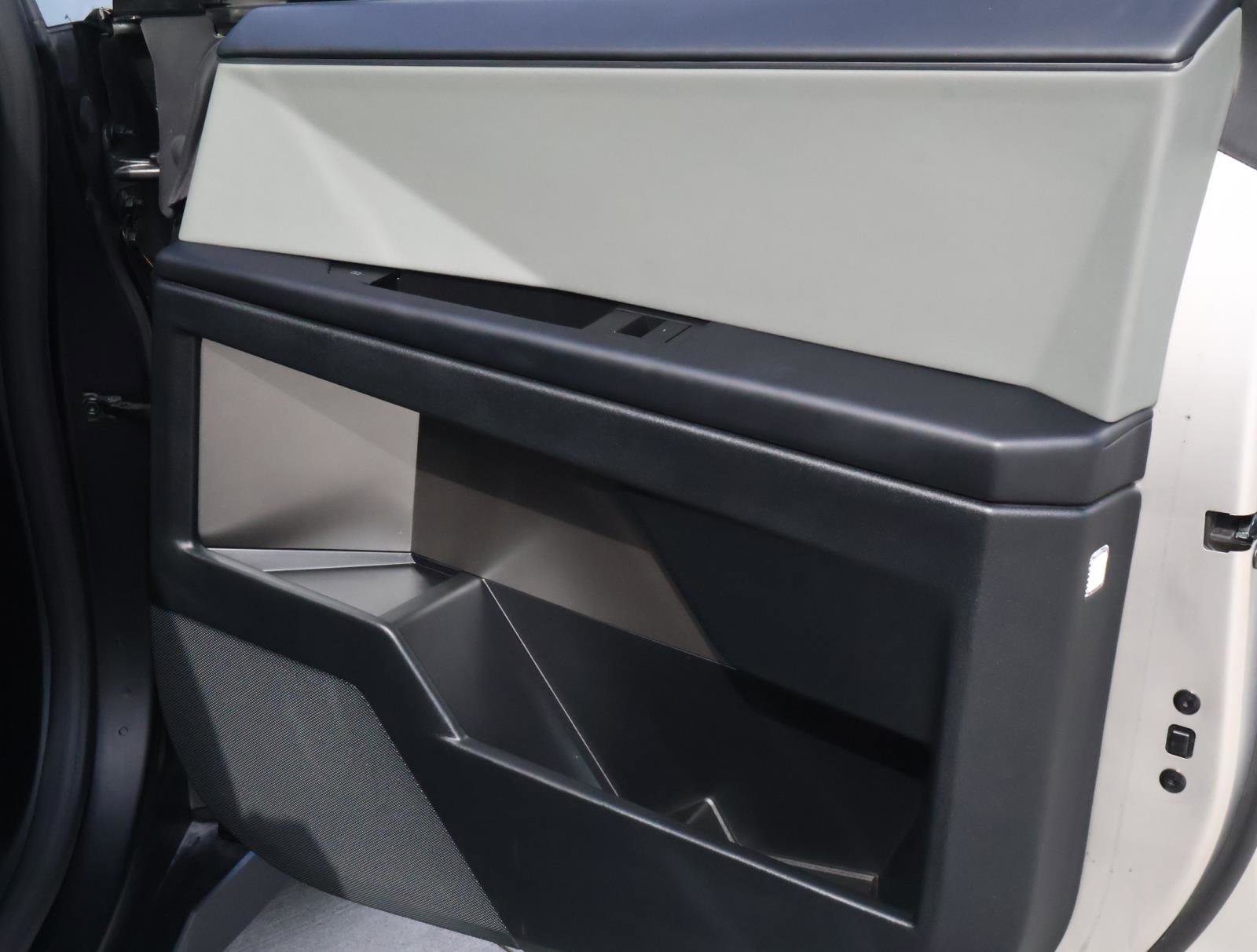 Used 2024 Tesla Cybertruck AWD Crew Cab image 15