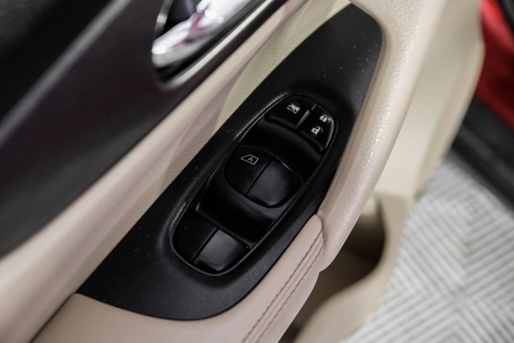 Used 2015 Nissan Rogue SV image 42