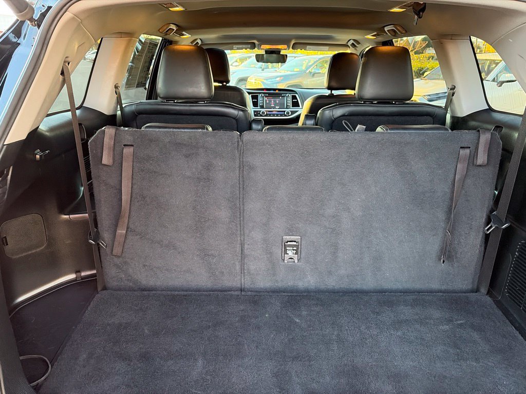 Used 2018 Toyota Highlander SE w/ Carpet Mat Package (TMS) AWD/4WD image 21