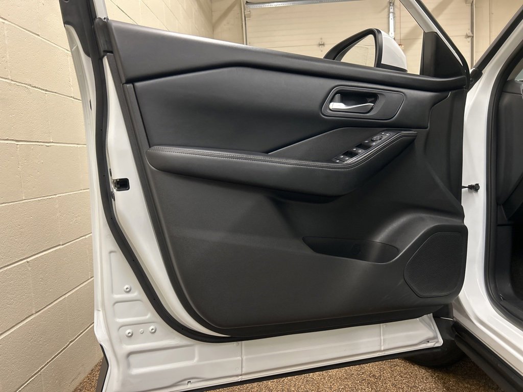 Used 2024 Nissan Rogue SV image 13