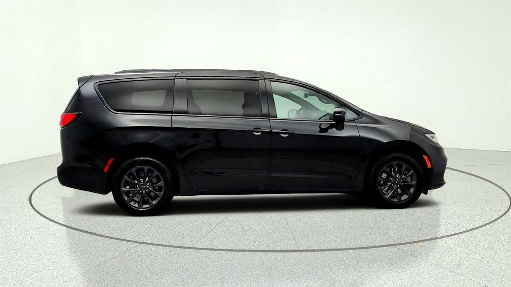 Used 2021 Chrysler Pacifica Touring-L w/ Premium & Safety Sphere Group AWD/4WD image 4