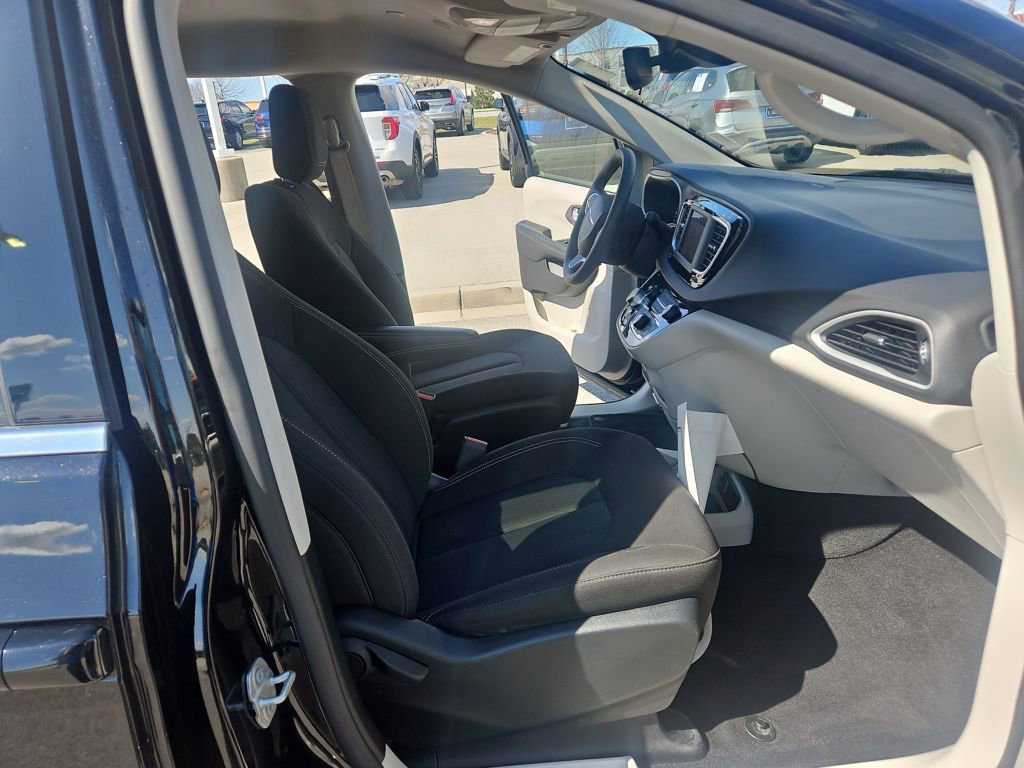 Used 2024 Chrysler Voyager LX image 31