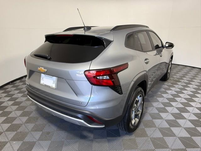 Used 2025 Chevrolet Trax LT w/ LT Convenience Package image 6
