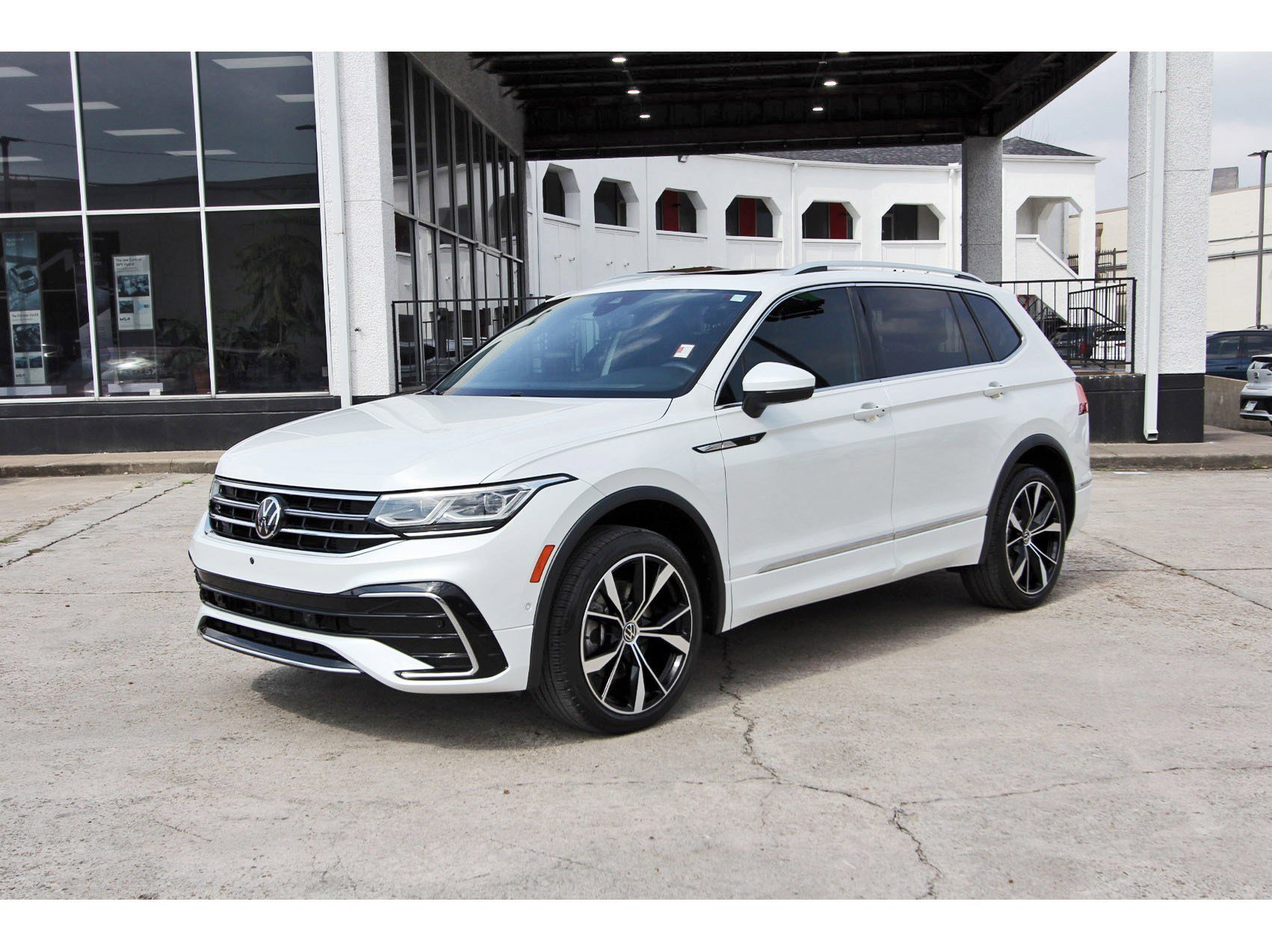Used 2022 Volkswagen Tiguan SEL R-Line image 3