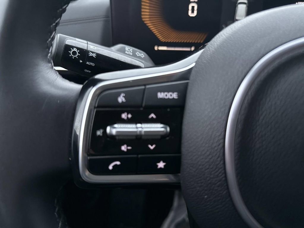 Used 2025 Kia Carnival image 27