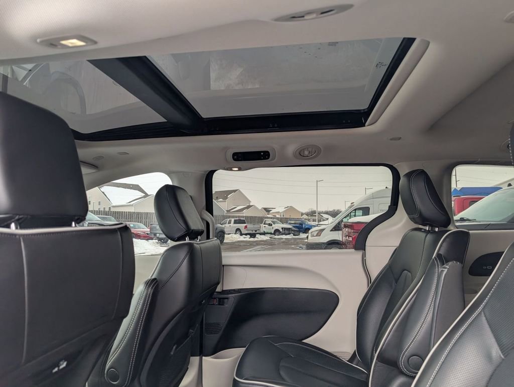 Used 2023 Chrysler Pacifica Touring-L image 43