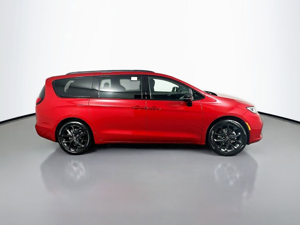 New 2026 Chrysler Pacifica Limited w/ Uconnect Theater Family Group image 8
