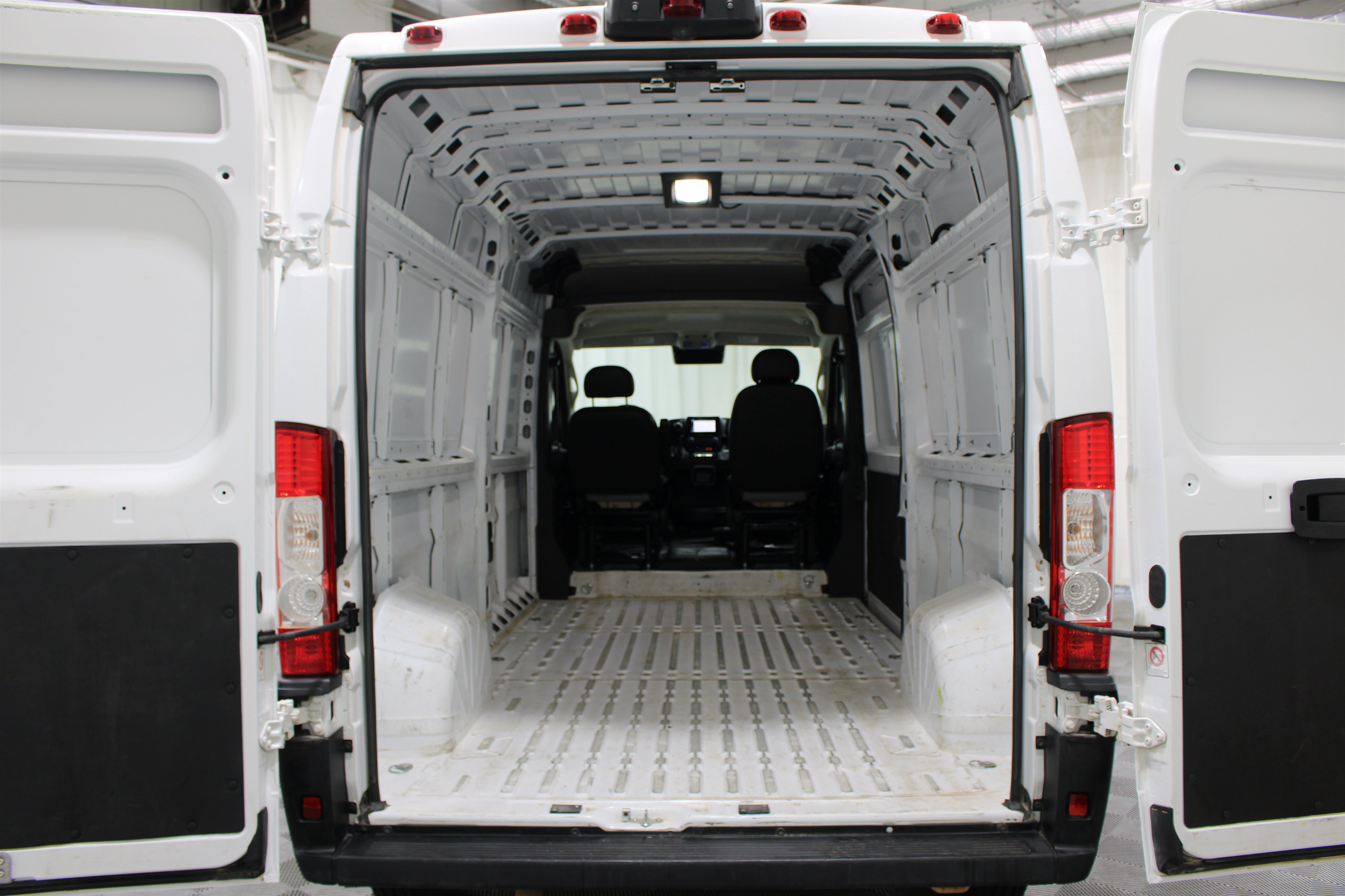 Used 2025 RAM ProMaster 2500 w/ Convenience Group FWD image 17