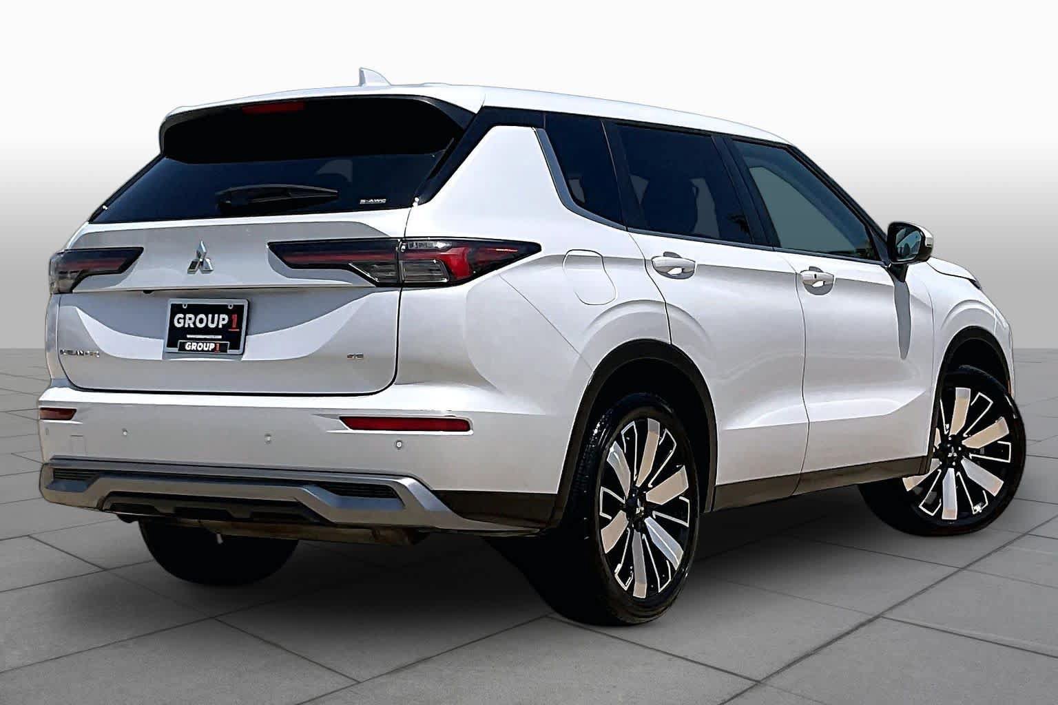 Used 2025 Mitsubishi Outlander SE AWD/4WD image 12