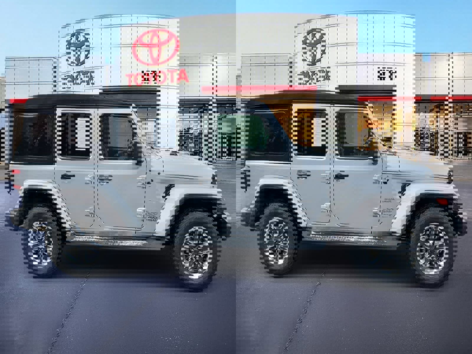 Used 2022 Jeep Wrangler Unlimited Sahara w/ LED Lighting Group image 4