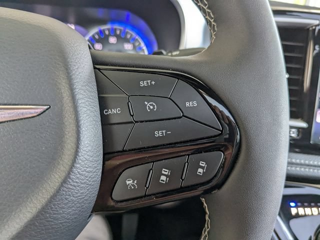 Used 2025 Chrysler Pacifica Limited FWD image 18