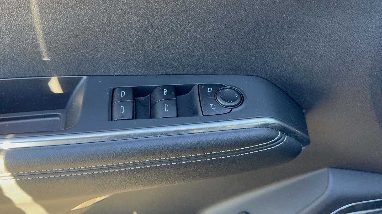 Used 2025 GMC Acadia Elevation image 17