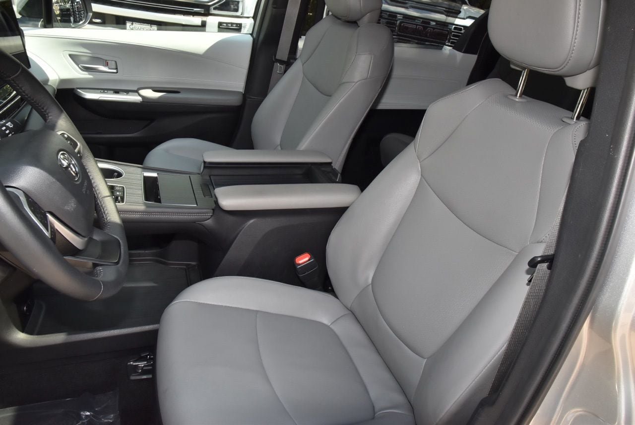 Used 2025 Toyota Sienna XLE FWD image 35