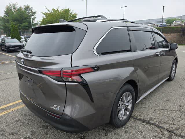 Used 2022 Toyota Sienna XLE AWD/4WD image 4