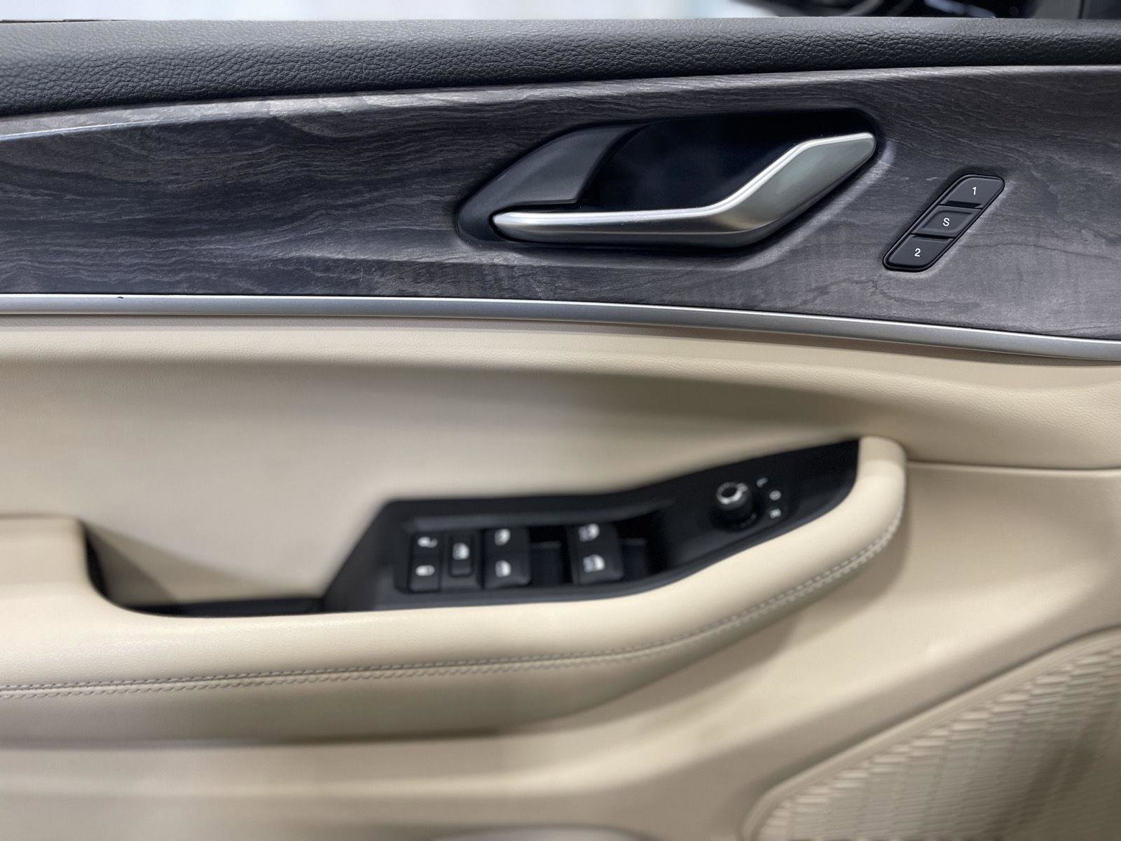 Used 2023 Jeep Grand Cherokee Limited w/ Black Appearance Package image 18