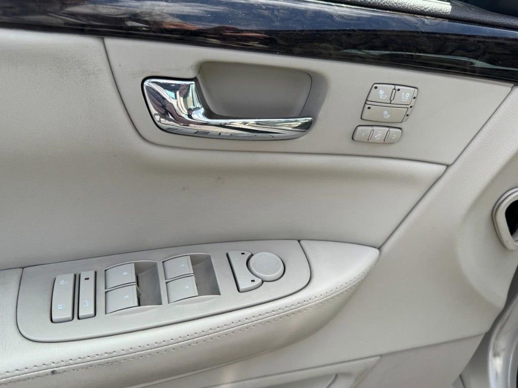 Used 2010 Cadillac DTS Luxury FWD image 17