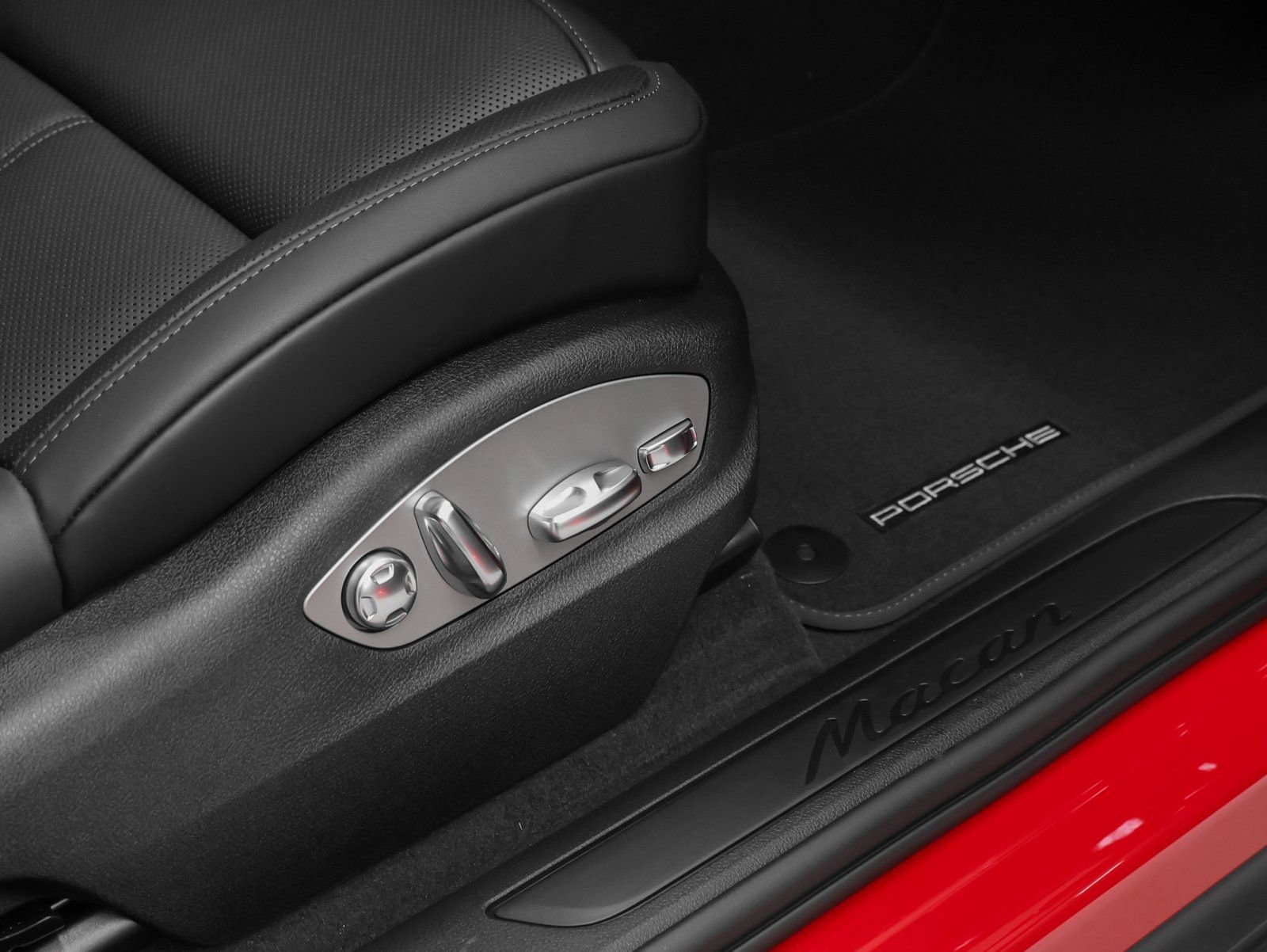 Certified 2026 Porsche Macan AWD/4WD image 19