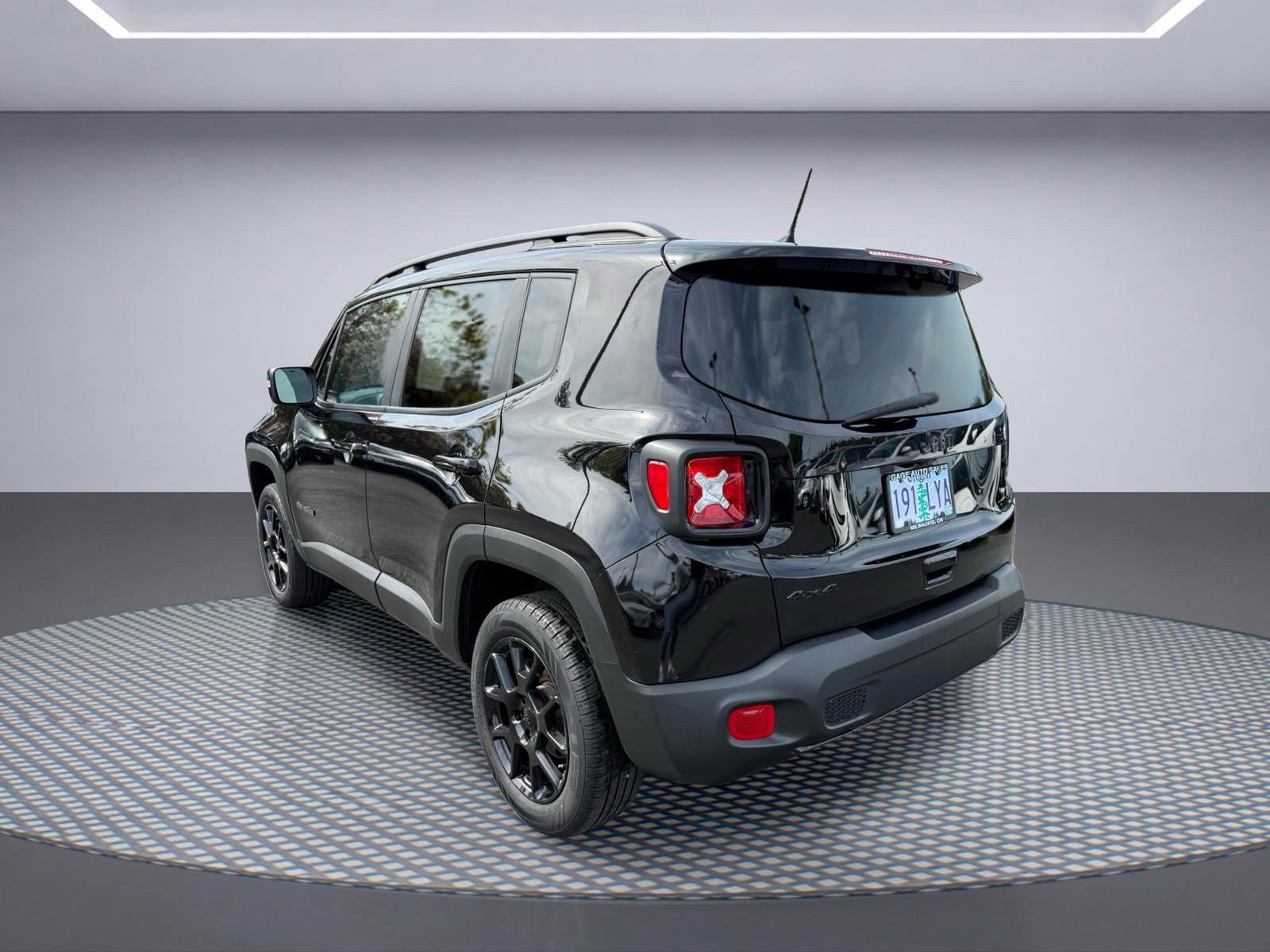 Used 2019 Jeep Renegade Altitude w/ UConnect 8.4 Nav Group AWD/4WD image 4