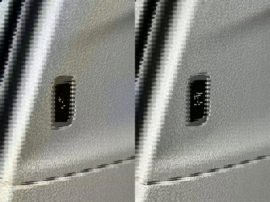 Used 2023 Chrysler Voyager LX image 16