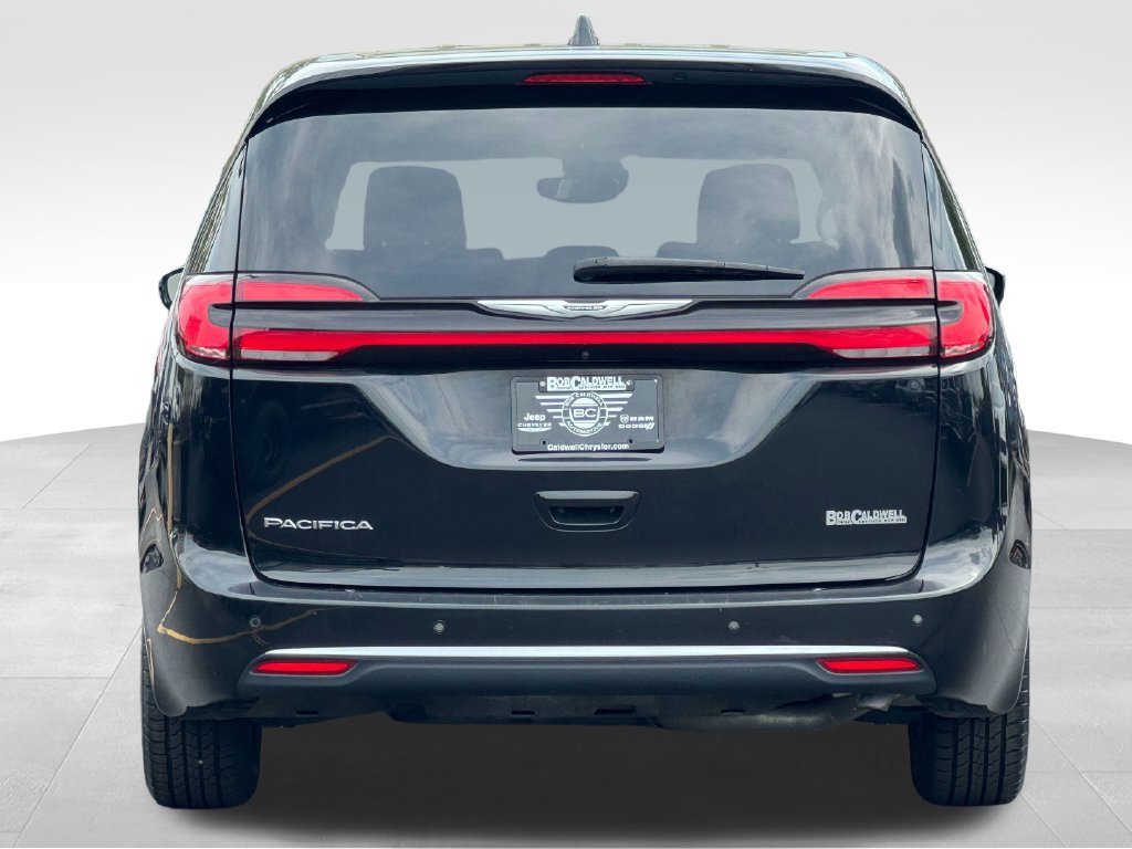 Used 2024 Chrysler Pacifica Touring-L FWD image 6