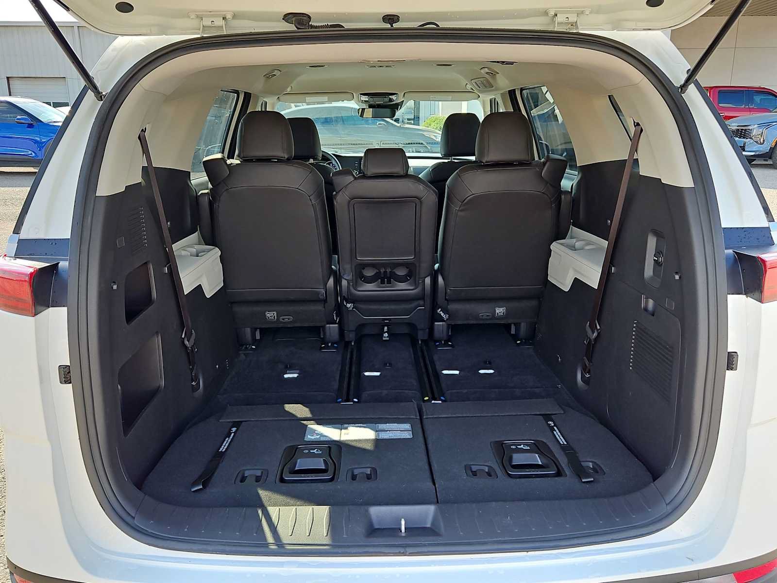 Used 2024 Kia Carnival LX FWD image 11