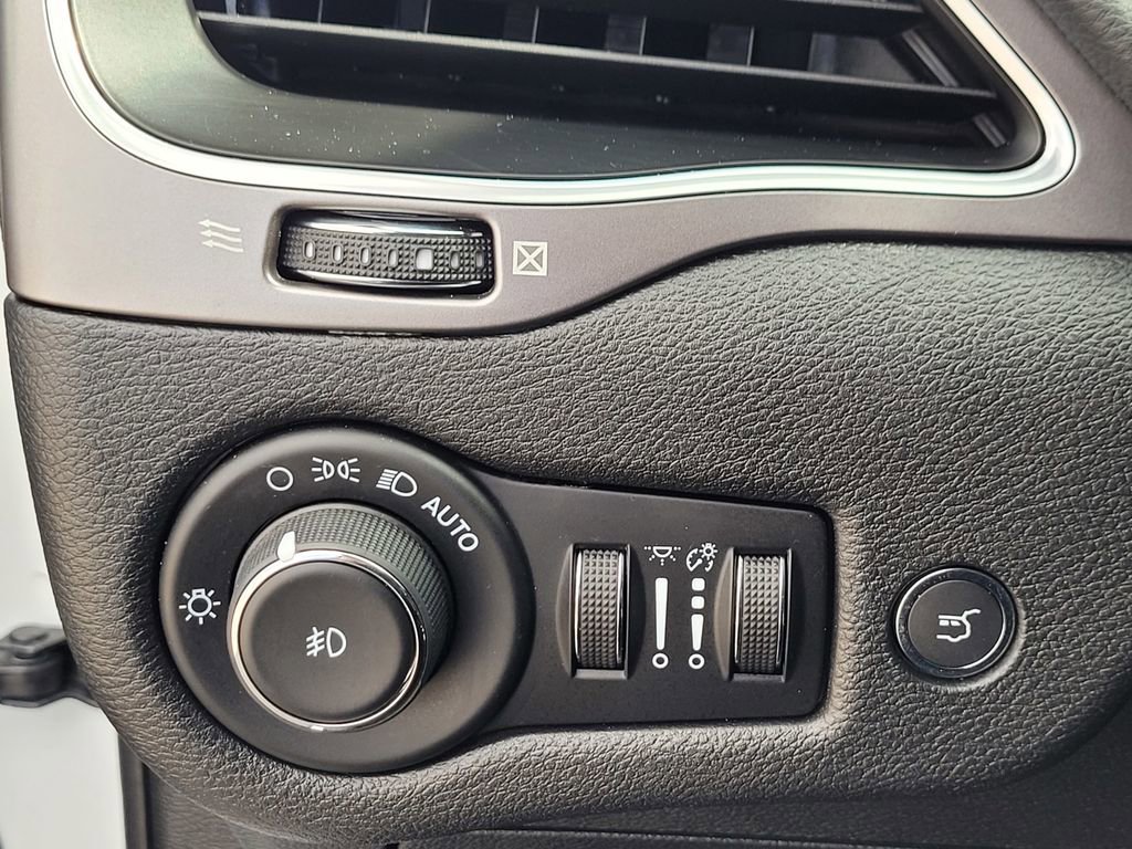 Used 2021 Jeep Cherokee Latitude Lux w/ Sun & Sound Group FWD image 27