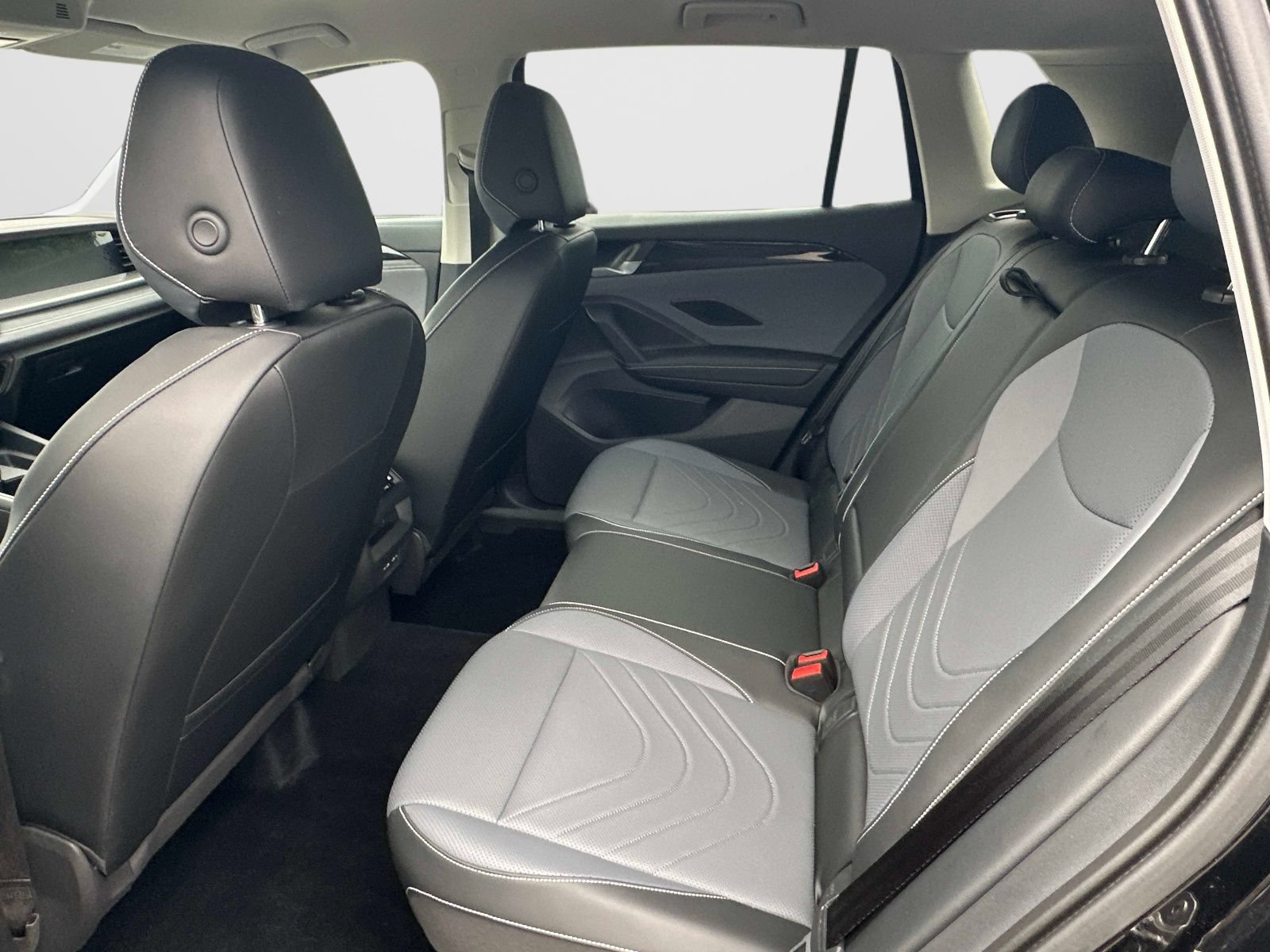 Certified 2025 Volkswagen Tiguan SE FWD image 13