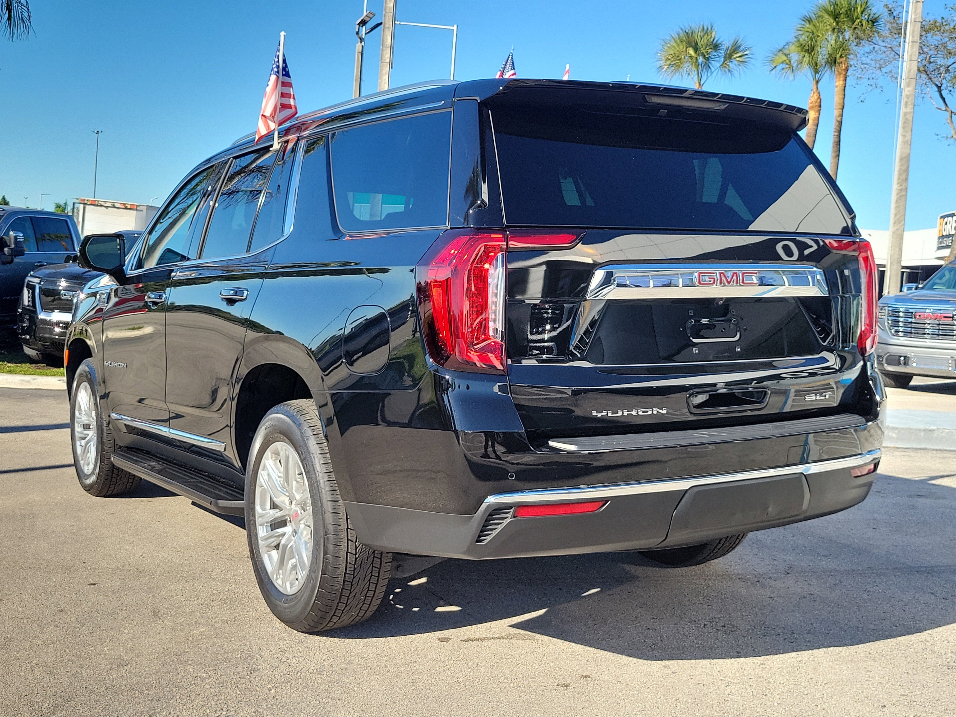 Used 2024 GMC Yukon SLT w/ SLT Luxury Package image 7