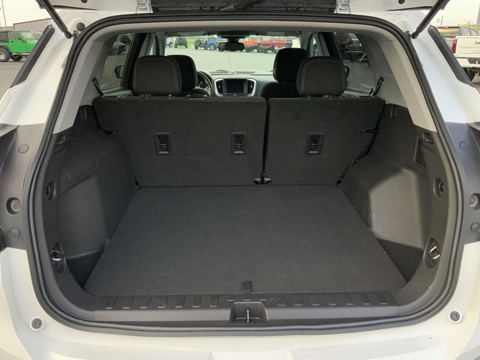 Used 2022 GMC Terrain SLE w/ Elevation Edition image 9