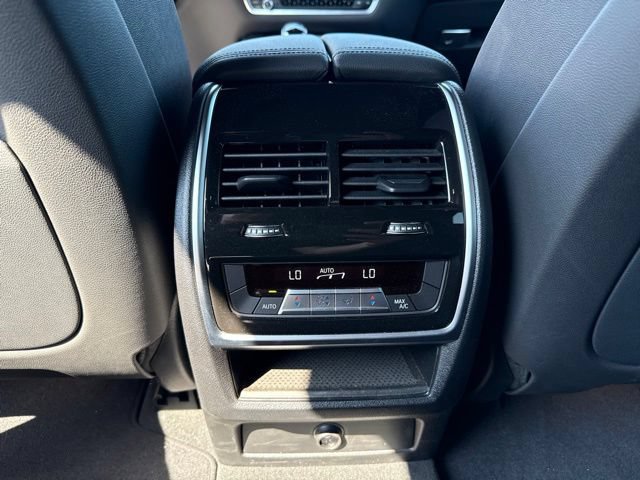 Used 2022 BMW X5 xDrive40i w/ Parking Assistance Package AWD/4WD image 16