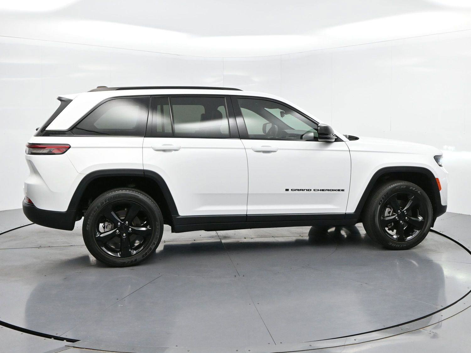 Used 2023 Jeep Grand Cherokee Altitude AWD/4WD image 8