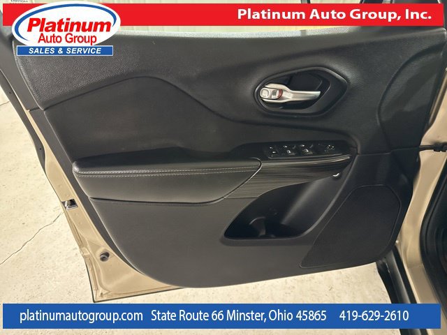 Used 2015 Jeep Cherokee Latitude w/ Comfort/Convenience Group AWD/4WD image 25