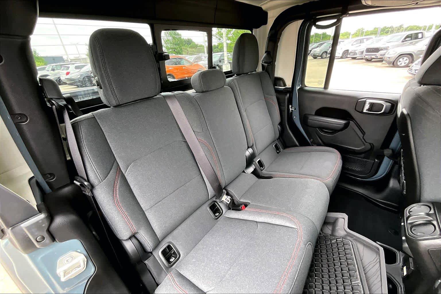 Used 2024 Jeep Gladiator Rubicon w/ Safety Group AWD/4WD image 18