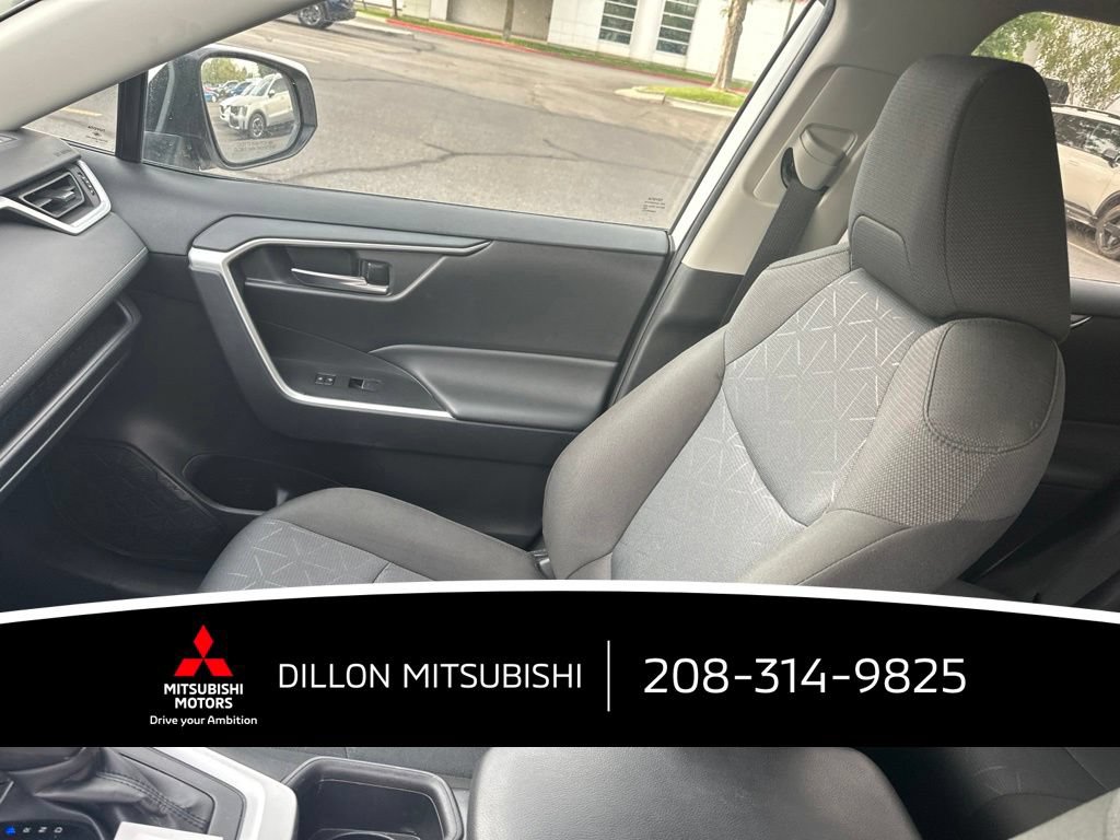 Used 2025 Toyota RAV4 XLE AWD/4WD image 4