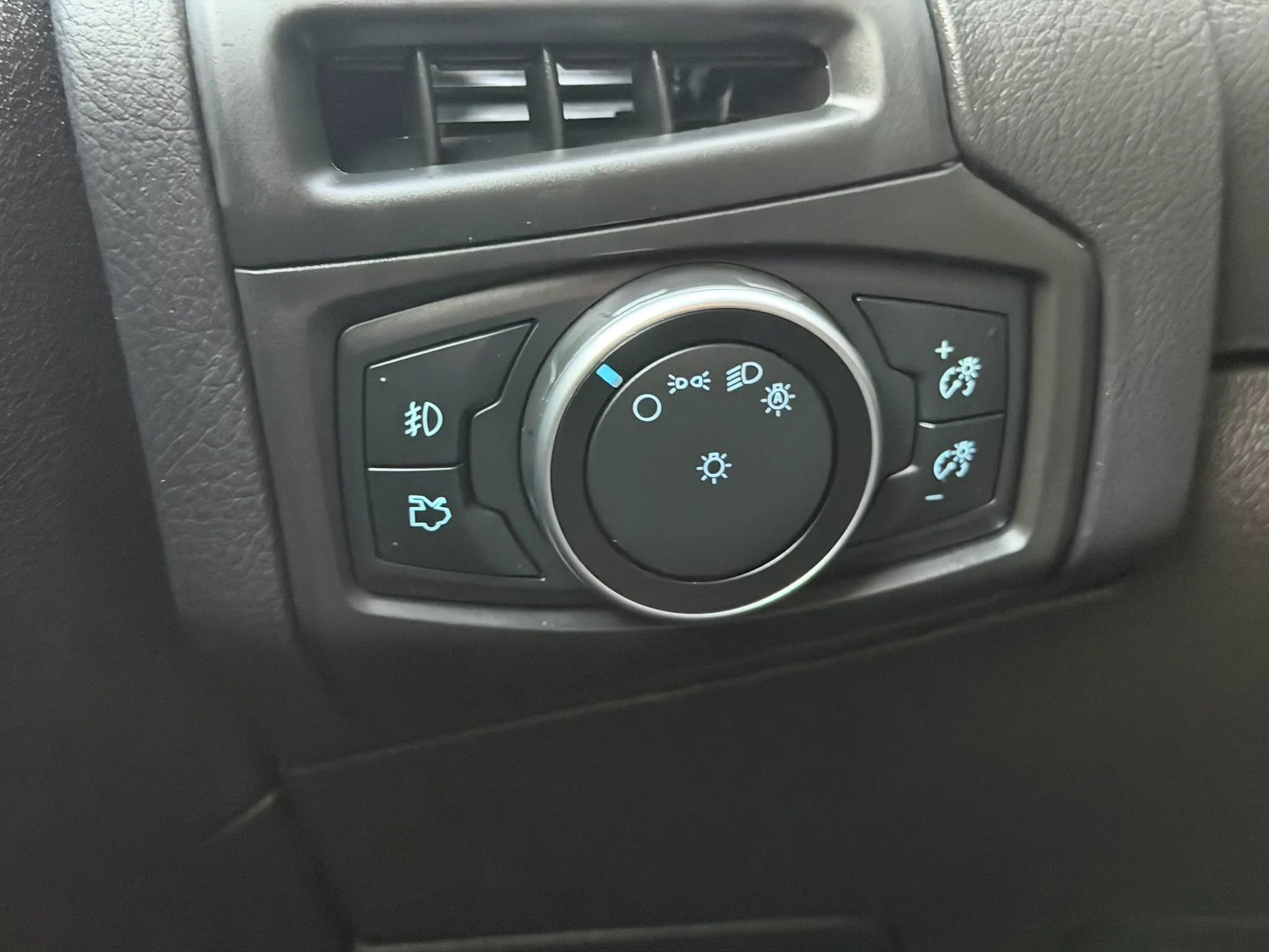 Used 2016 Ford Focus Titanium FWD image 35