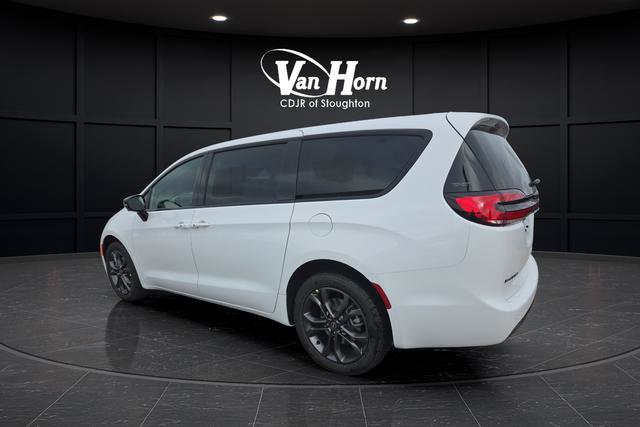 New 2026 Chrysler Pacifica Select image 3
