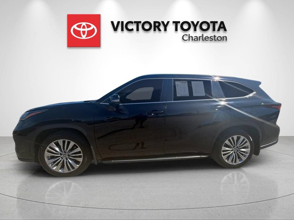 Used 2025 Toyota Highlander Platinum AWD/4WD image 2