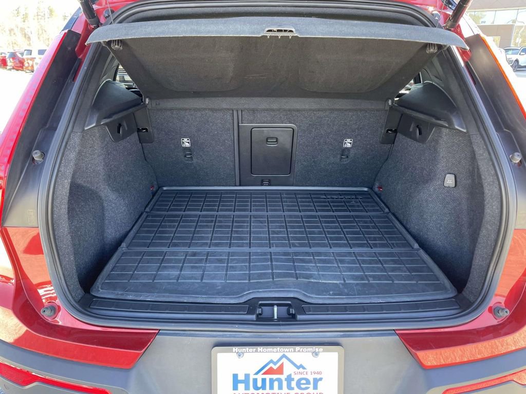 Used 2022 Volvo XC40 T4 R-Design w/ Advanced Package image 27