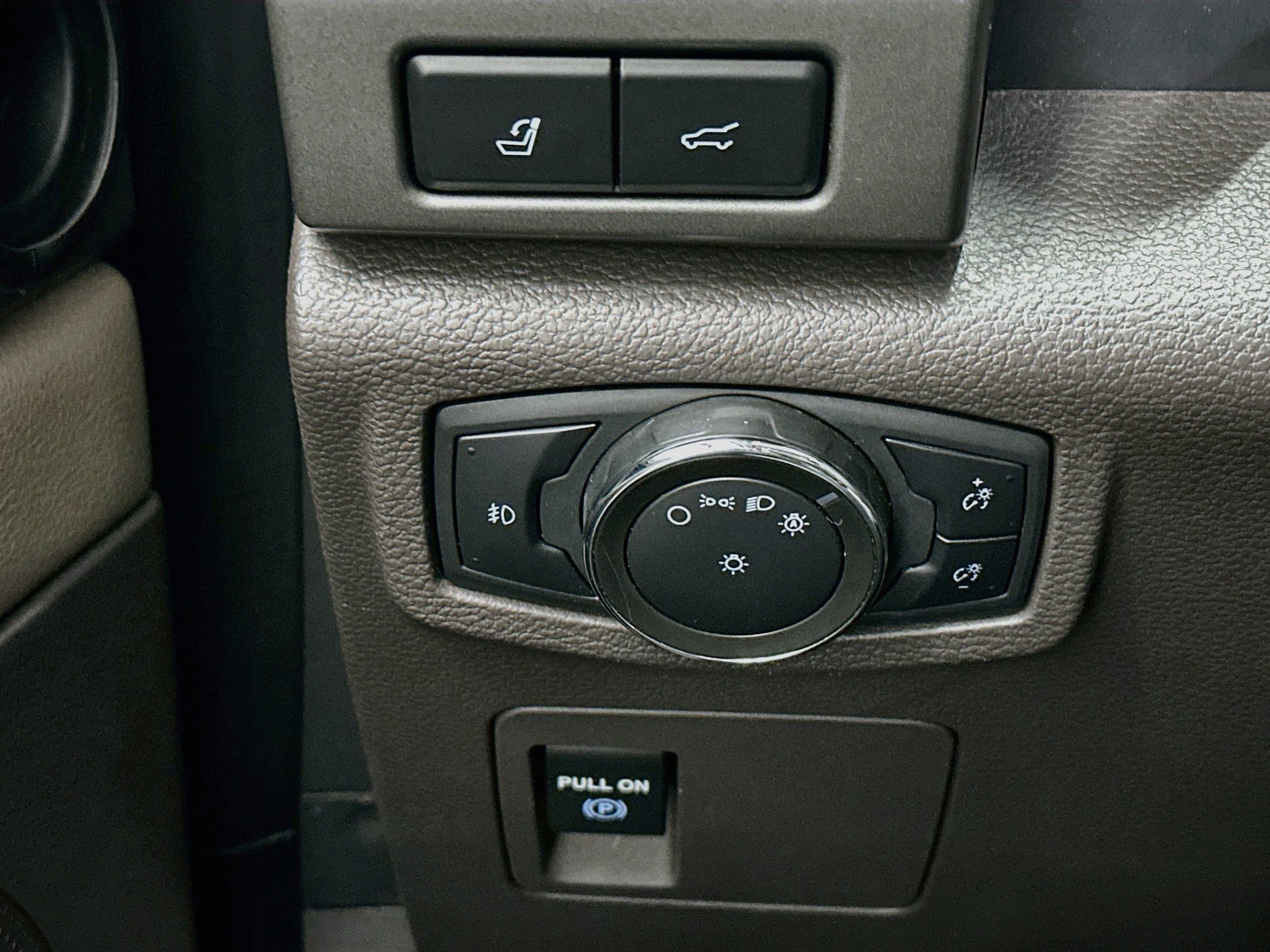 Used 2020 Ford Expedition XLT w/ Equipment Group 202A AWD/4WD image 17