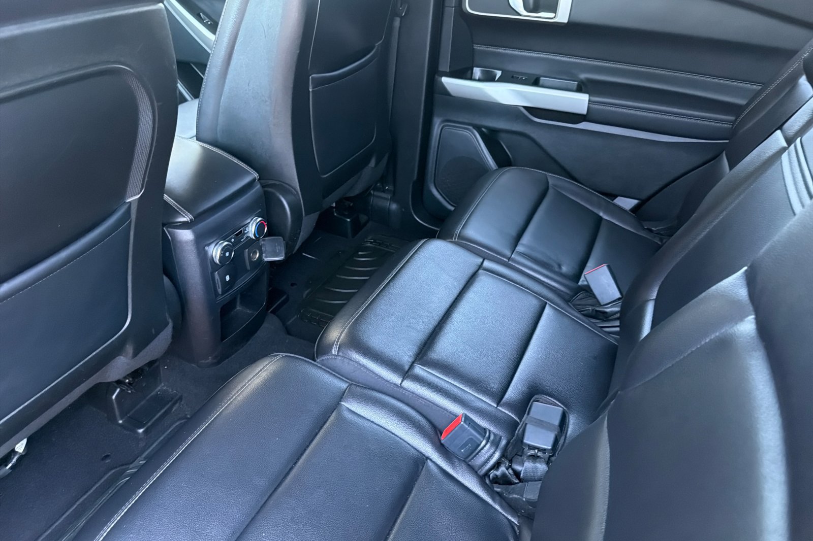 Used 2020 Ford Explorer XLT w/ Equipment Group 202A RWD image 16
