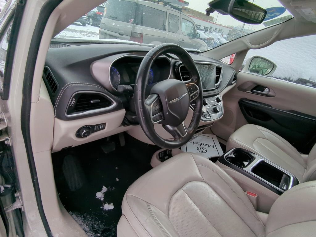 Used 2021 Chrysler Pacifica Touring-L image 7