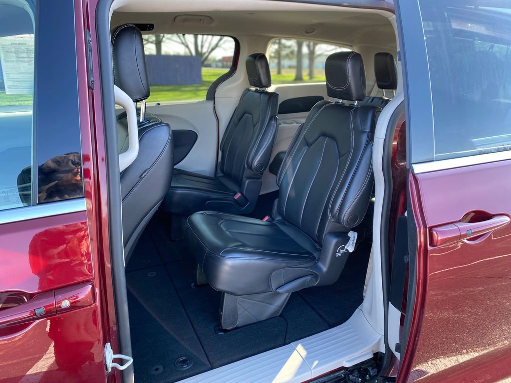 Used 2023 Chrysler Pacifica Touring-L image 18