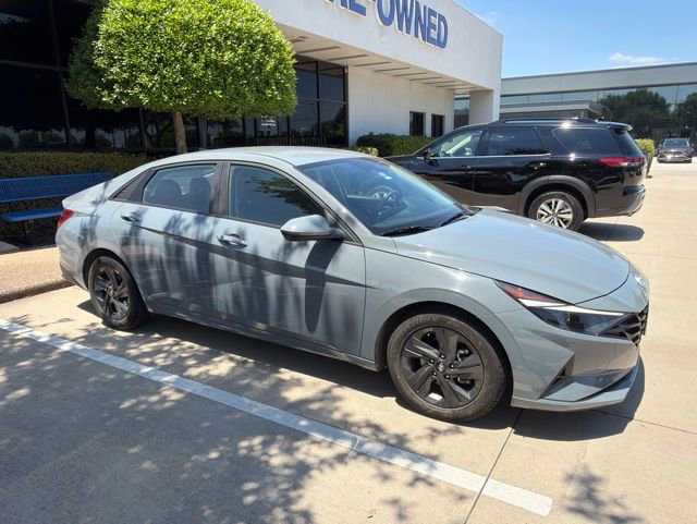 Used 2022 Hyundai Elantra SEL w/ Cargo Package FWD image 2